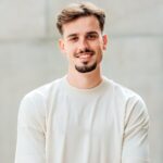 man, portrait, smile, pose, good looking, attractive, model, beauty, face, fashion, young, hair, people, happiness, nature, laughter, blanco, ropa blanca, sonrisa, monocromático, sesión de fotos, headshot, influencer, foto de perfil, avatar